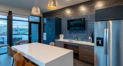 Modern Studio Apt with Rooftop, Gym, and Parking - Sleeps 4