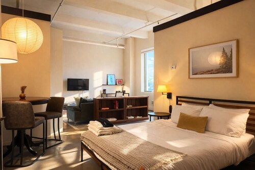 Westown Studio Apt Near Fiserv, Baird, and Theater District