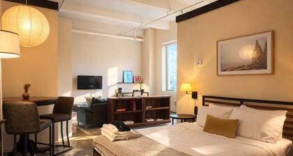 Westown Studio Apt Near Fiserv, Baird, and Theater District