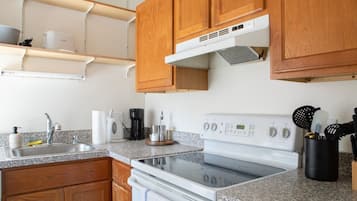 Køleskab, mikrobølgeovn, ovn, kogeplade