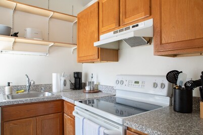 Westown Studio Apt Near Fiserv, Baird, and Theater District