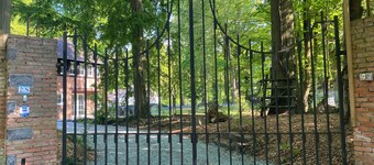 In Chardonnerets, garden level in a wooded setting 20 min from Pairi Daiza