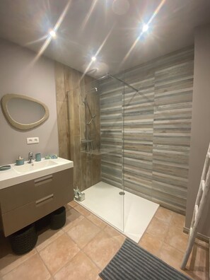 Dusche, Haartrockner, Handtücher, Seife