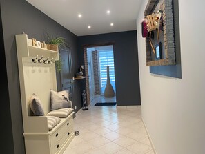 Interior - In Chardonnerets, garden level in a wooded setting 20 min from Pairi Daiza (Enghien)