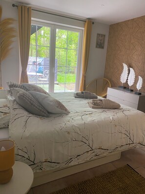 2 quartos, ferros/tábuas de passar roupa, berço de viagem