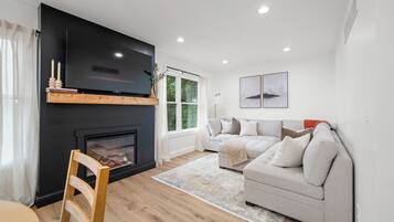 Una Smart TV, una chimenea