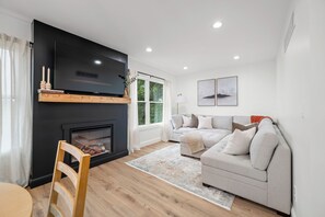 Smart TV, fireplace