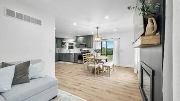 Una Smart TV, una chimenea