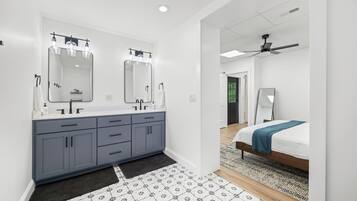 Tabla de planchar con plancha, cuna de viaje, wifi gratis y ropa de cama