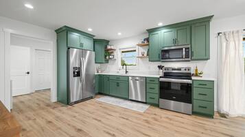 Frigorífico, microondas, horno y placa de cocina