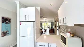 Fridge, microwave, stovetop, dishwasher