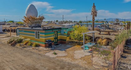 The Nest: Luxury 1-bed w/ clawfoot tub, outdoor shower & AC in Bombay Beach