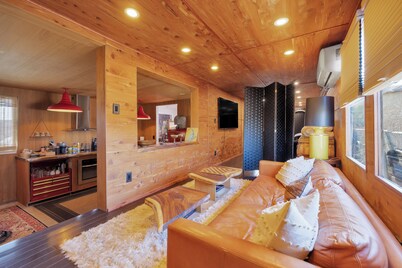 The Nest: Luxury 1-bed w/ clawfoot tub, outdoor shower & AC in Bombay Beach