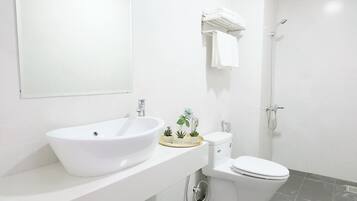 Shower, jetted tub, hair dryer, towels