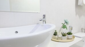 Shower, jetted bath, hair dryer, towels