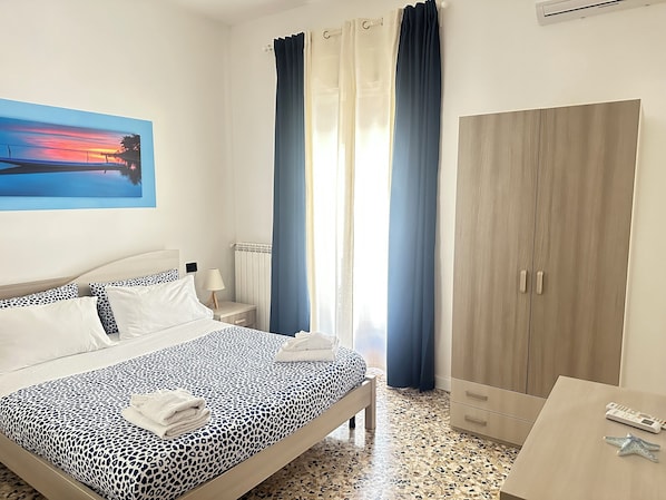 Camera Blu con Balcone | Free WiFi, bed sheets - b&b stella in centro (Salerno)