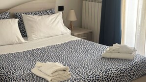 Camera Blu con Balcone | Free WiFi, bed sheets - b&b stella in centro (Salerno)