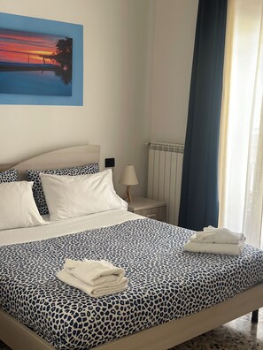Camera Blu con Balcone | Free WiFi, bed sheets - b&b stella in centro (Salerno)