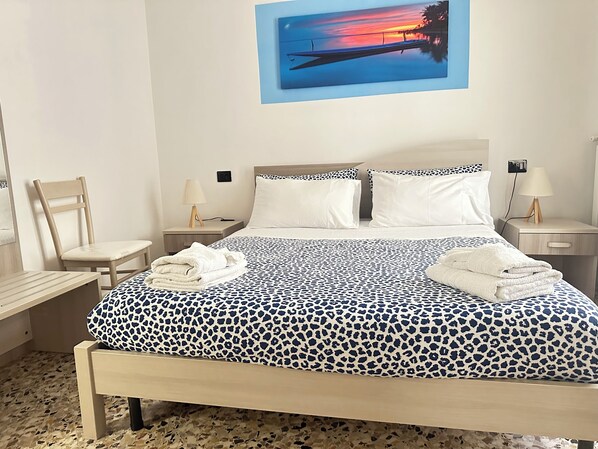 Camera Blu con Balcone | Free WiFi, bed sheets - b&b stella in centro (Salerno)