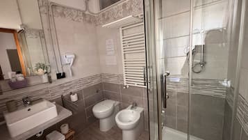 Viola Bagno Privato | Baño | Regadera, regadera tipo lluvia, secadora de cabello, bidet