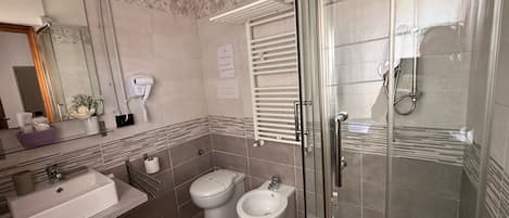 Viola Bagno Privato | Bathroom | Shower, rainfall showerhead, hair dryer, bidet