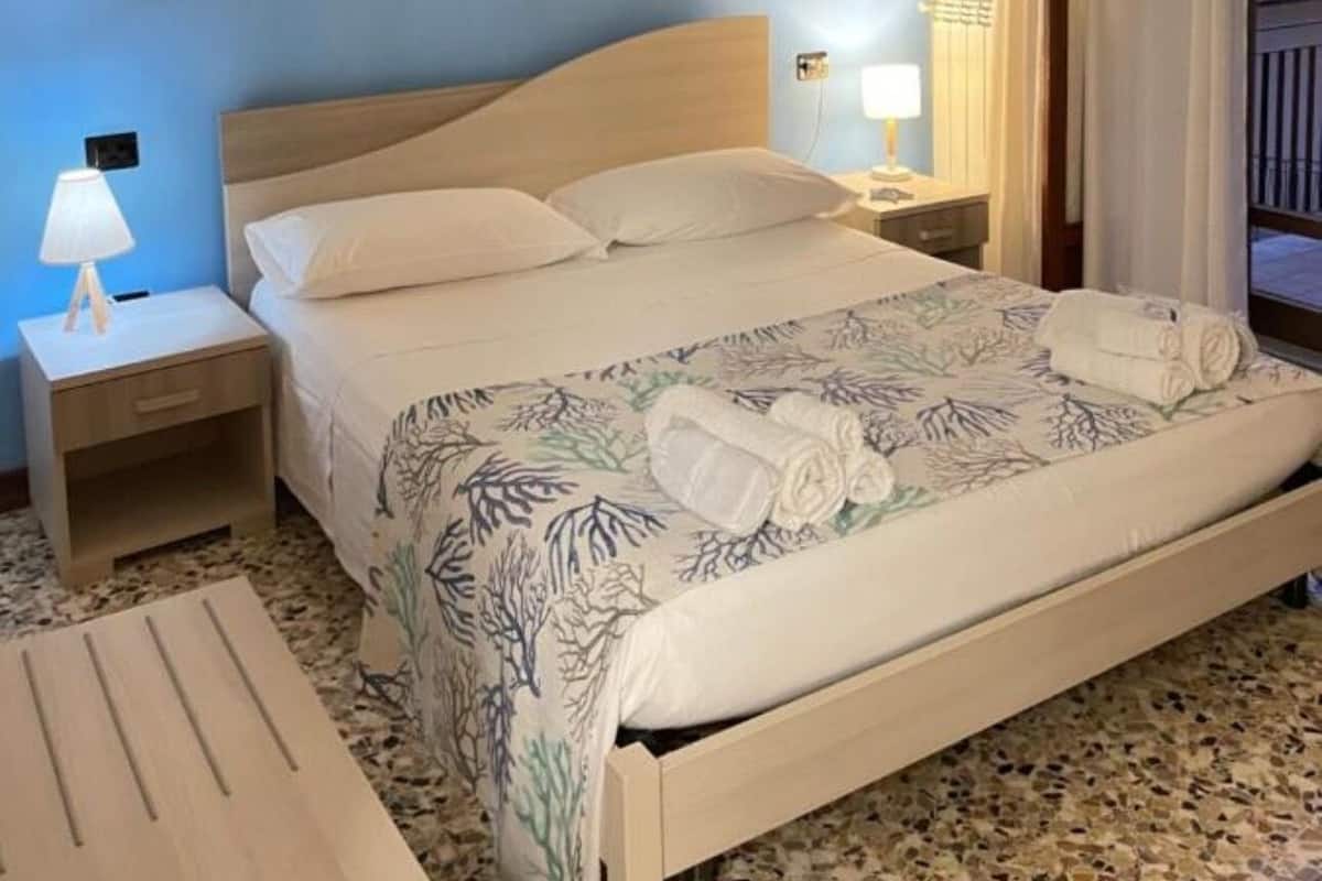 Camera Blu con Balcone | Free WiFi, bed sheets