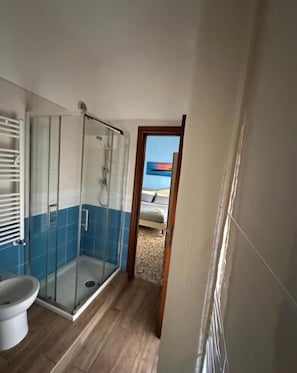 Camera Blu con Balcone | Bathroom | Shower, rainfall showerhead, hair dryer, bidet