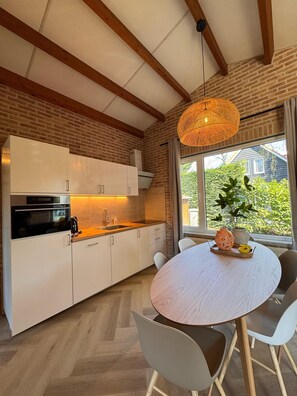 Fridge, microwave, oven, dishwasher - Villa Frans -Gezellige bungalow in Renesse (Renesse)