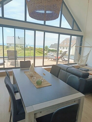 Villa with sea view and cabanes de Gouville, 80m from the beach.