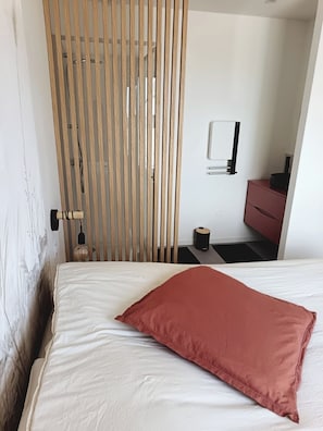 3 bedrooms, iron/ironing board, travel cot, free WiFi