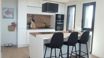 Réfrigérateur, micro-ondes, four, plaque de cuisson