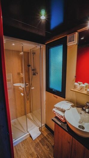 Chalet familiare, 2 camere da letto, vista lago | Bagno | Set di cortesia gratuito, asciugacapelli, asciugamani, sapone