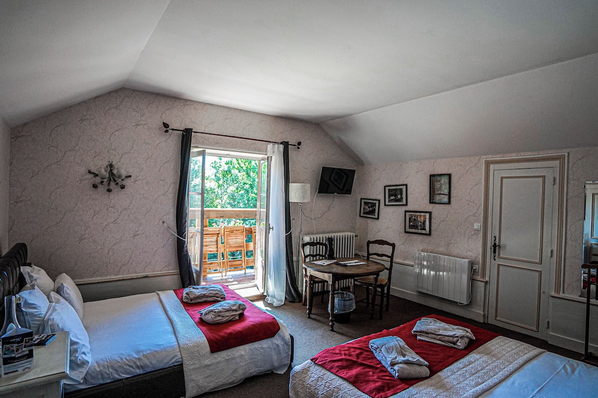 Family Suite, Balcony, Garden View | 1 bedroom, blackout drapes, soundproofing, iron/ironing board