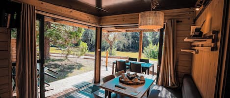 Family Cottage, Lake View | Living area