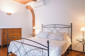 Apartment | 1 bedroom, blackout drapes, free WiFi, bed sheets