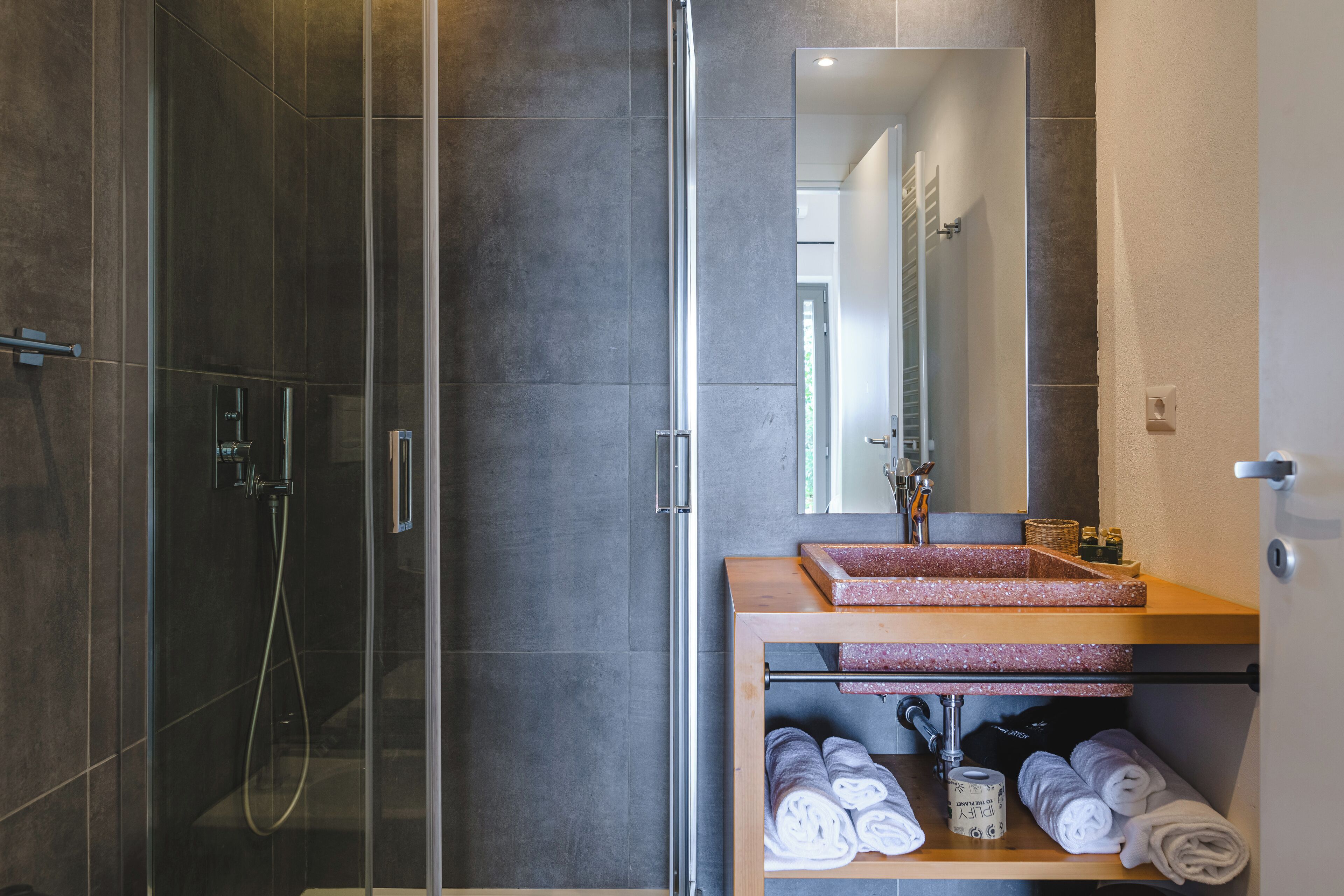 Chambre Standard Double ou avec lits jumeaux, vue colline | Salle de bain | Douche, serviettes fournies, savon, shampoing