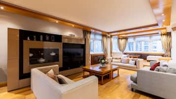 Luxury Apartment, Private Bathroom (Three Bedroom ) | Living area