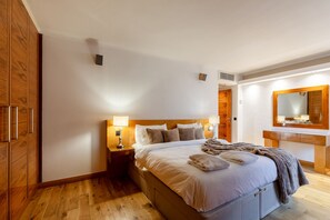 Lyxlägenhet - privat badrum (Three Bedroom ) | 3 sovrum och gratis wi-fi
