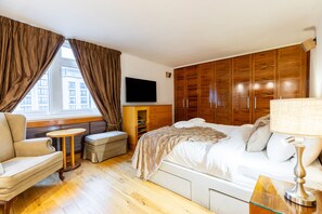 Lyxlägenhet - privat badrum (Three Bedroom ) | 3 sovrum och gratis wi-fi