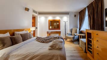 Luxury Apartment, Private Bathroom (Three Bedroom ) | 3 bedrooms, free WiFi