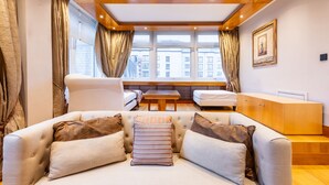 Apartemen Mewah, kamar mandi pribadi (Three Bedroom ) | Lounge
