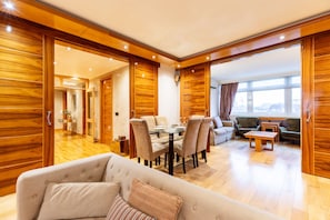 Departamento de lujo, baño privado (Three Bedroom ) | Restaurantes