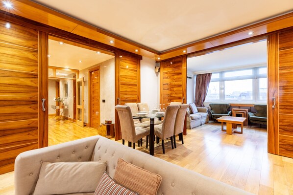 Luxury-Apartment, eigenes Bad (Three Bedroom ) | Speisen