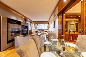 Appartement luxueux, salle de bain privée (Three Bedroom ) | Restauration