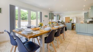 A modern kitchen with a dining area. - 5 Bed in Bradworthy (oc-d31987) (Bradworthy)