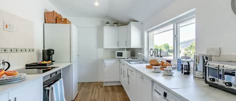 Fridge, oven, dishwasher, cookware/dishes/utensils