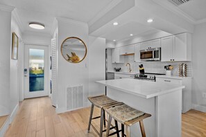 Jääkaappi, mikroaaltouuni, uuni, liesi