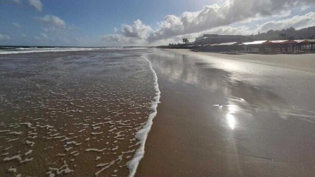 A beach with a clear sky and the sun shining. - APARTMENT SEA BRISE ARAÇAGY (Araçagi São José de Ribamar)