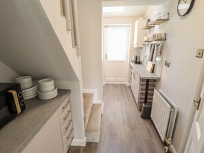 Cookware/dishes/utensils - Middle Cottage (Louth)