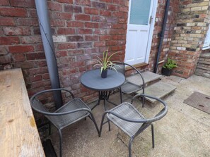 Outdoor dining - Middle Cottage (Louth)